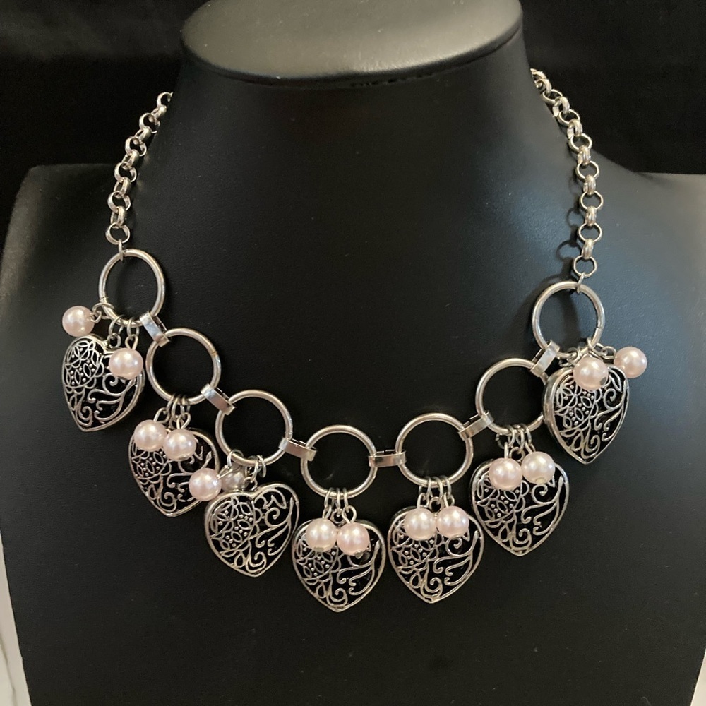 Vintage filagree heart and faux pearl necklace.​​